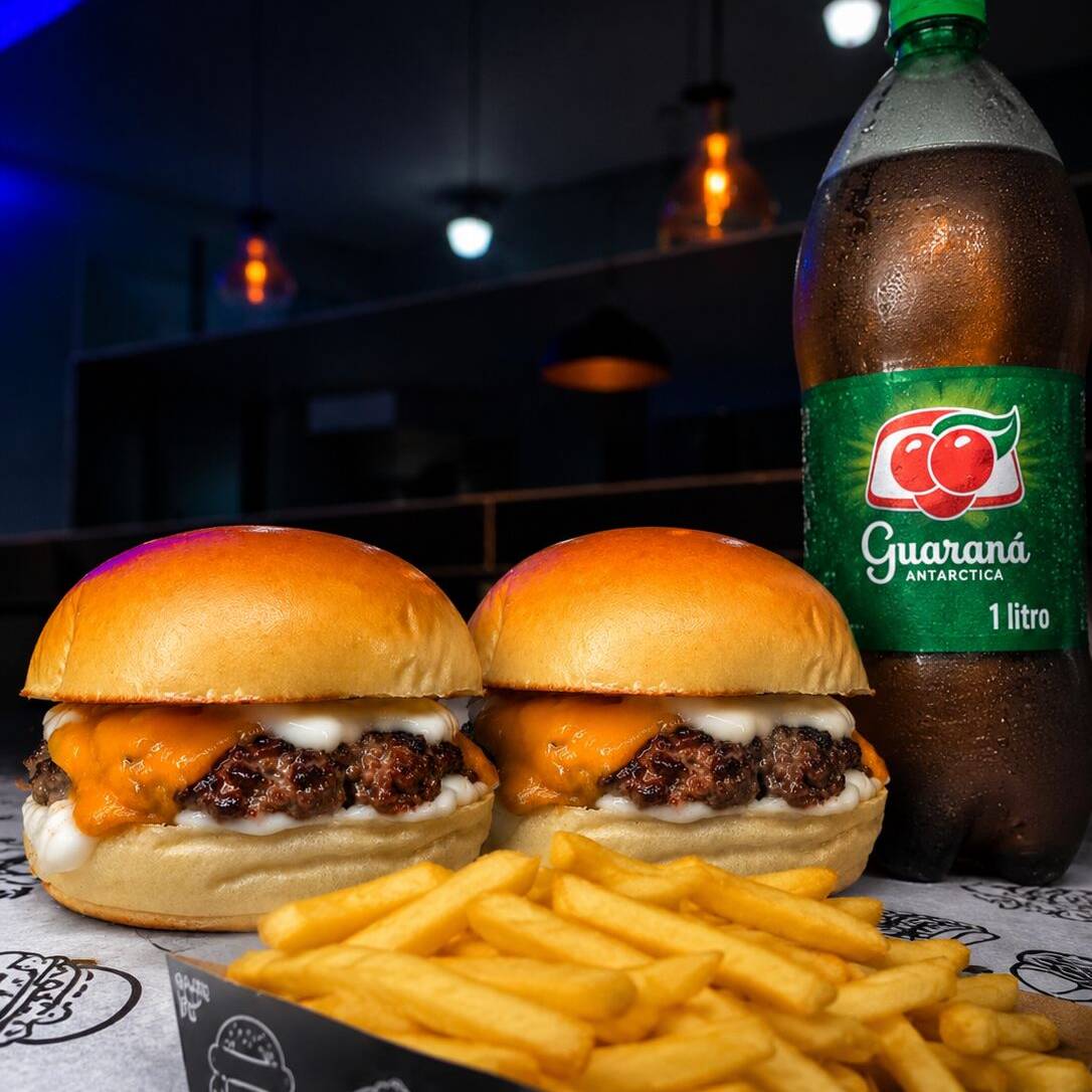 2 smash (pão,carne suculenta 130g, queijo cheddar fatiado e molho da casa)
1 porção de batata
1 guaraná antártica de 1L