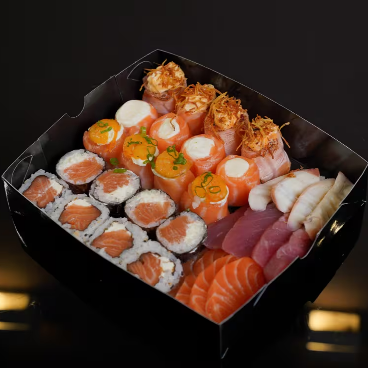 4 fatias de sashimi de salmão de sabor inconfundível, 04 sashimi de atum e 4 sashimis de tentáculo de lula, que proporcionam uma textura única. Além disso, conta com 4 Gunkan Tasty, 4 Gunkan Kimuchi e 4 Gunkan Ebi (camarão)*** Atum - item sazonal - na ausência, nos avise a substituição****