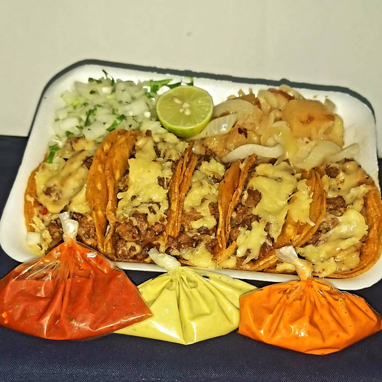 Tacos de Bistec con Queso