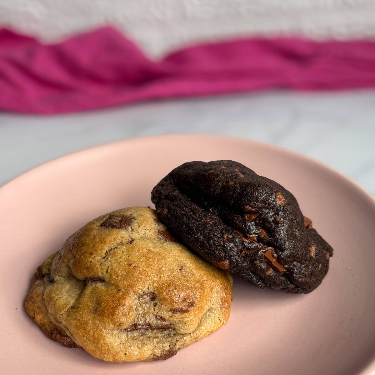 2 cookies por menos: tradicional e chocolate black, pesando aproximadamente 100 gramas cada