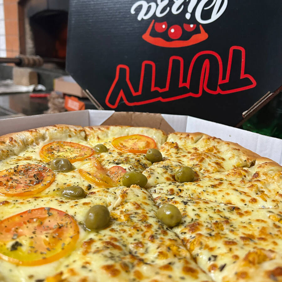 Mussarela, molho e tomate.