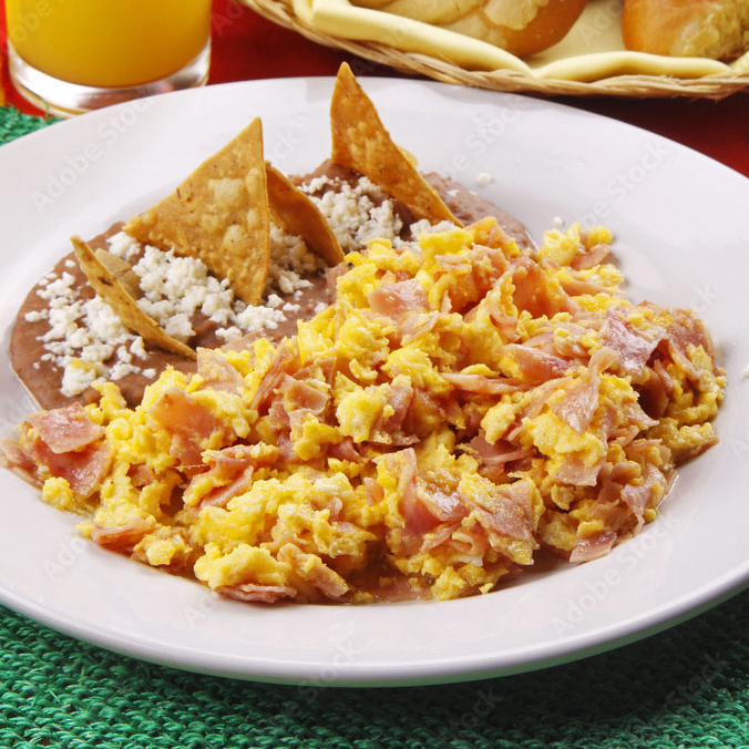 Huevos con jamón con frijoles