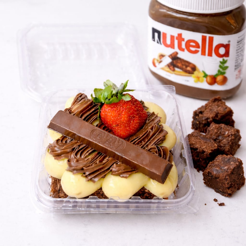 Delicioso pedaço de brownie super macio e molhadinho, coberto com generosa camada de brigadeiro de Ninho cremoso e Nutella, trazendo aquele sabor intenso e apaixonante. Finalizado com Kit Kat crocante e morango fresco para dar o toque especial.