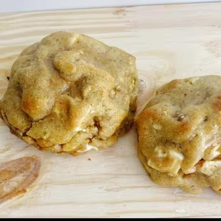 Experimente nosso cookie com chocolate branco, um toque refrescante de limão e pedaços crocantes de nozes. Uma combinação perfeita de sabores.