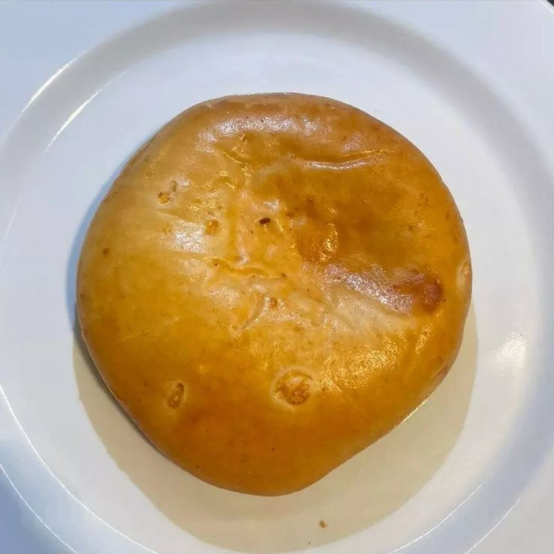 O clássico que todo mundo ama! Um salgado com hambúrger suculento e queijo chedder cremoso , envolto em uma massa macia e levemente dourasa .Simples , saboroso e irresistível - ideal para qualquer hora do dia !