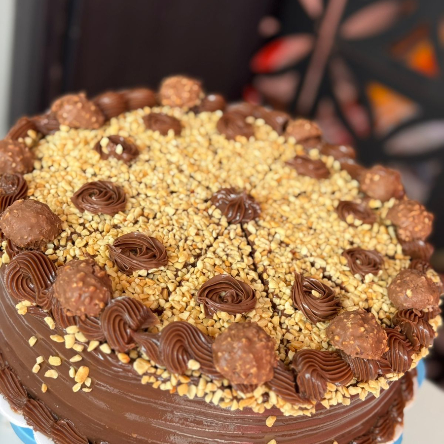 MASSA DE CHOCOLATE I CREME DE BRIGADEIROICARAMELO CROCANTE