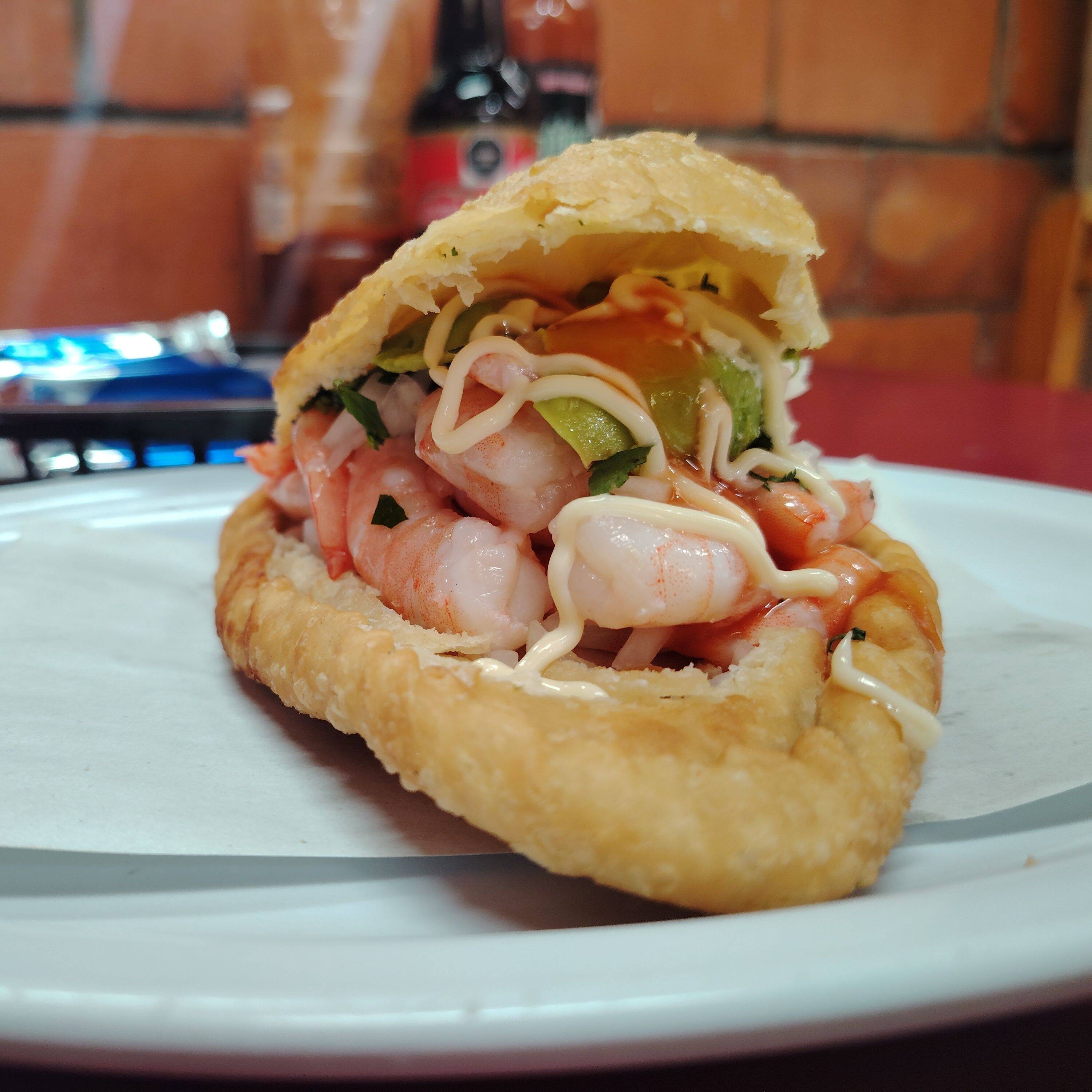 Empanada Grande de Camarón