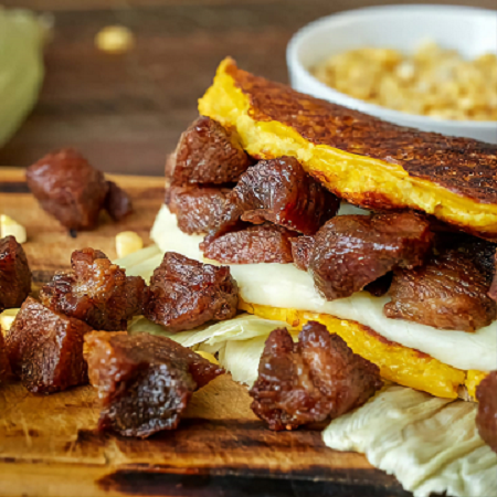Cachapa con Queso de Mano y Cerdo Frito.