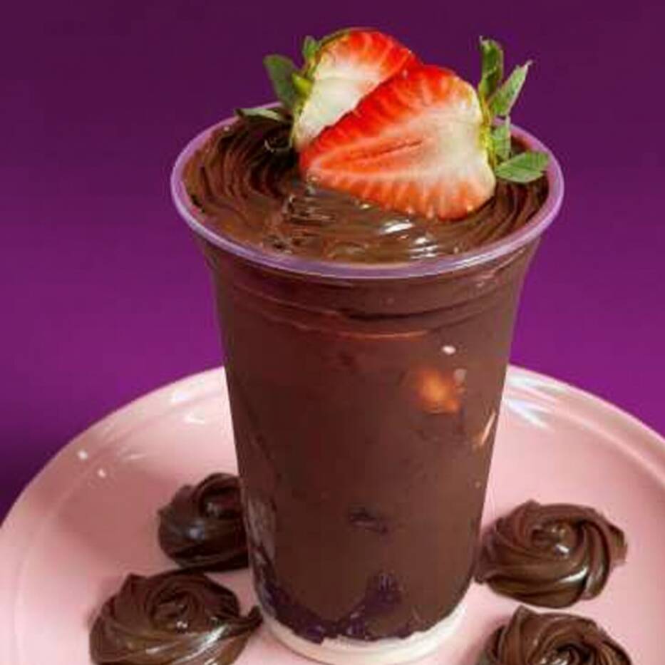 Açaí com Creme de Avelã e Morangos Frescos 🍓🌰 A combinação mais desejada da nossa loja! Camadas generosas do nosso açaí premium intercaladas com a intensidade e cremosidade do legítimo creme de avelã. Para dar o toque final de perfeição, adicionamos morangos selecionados e fatiados na hora. É a mistura ideal do sabor marcante do chocolate com o frescor da fruta. Impossível resistir!