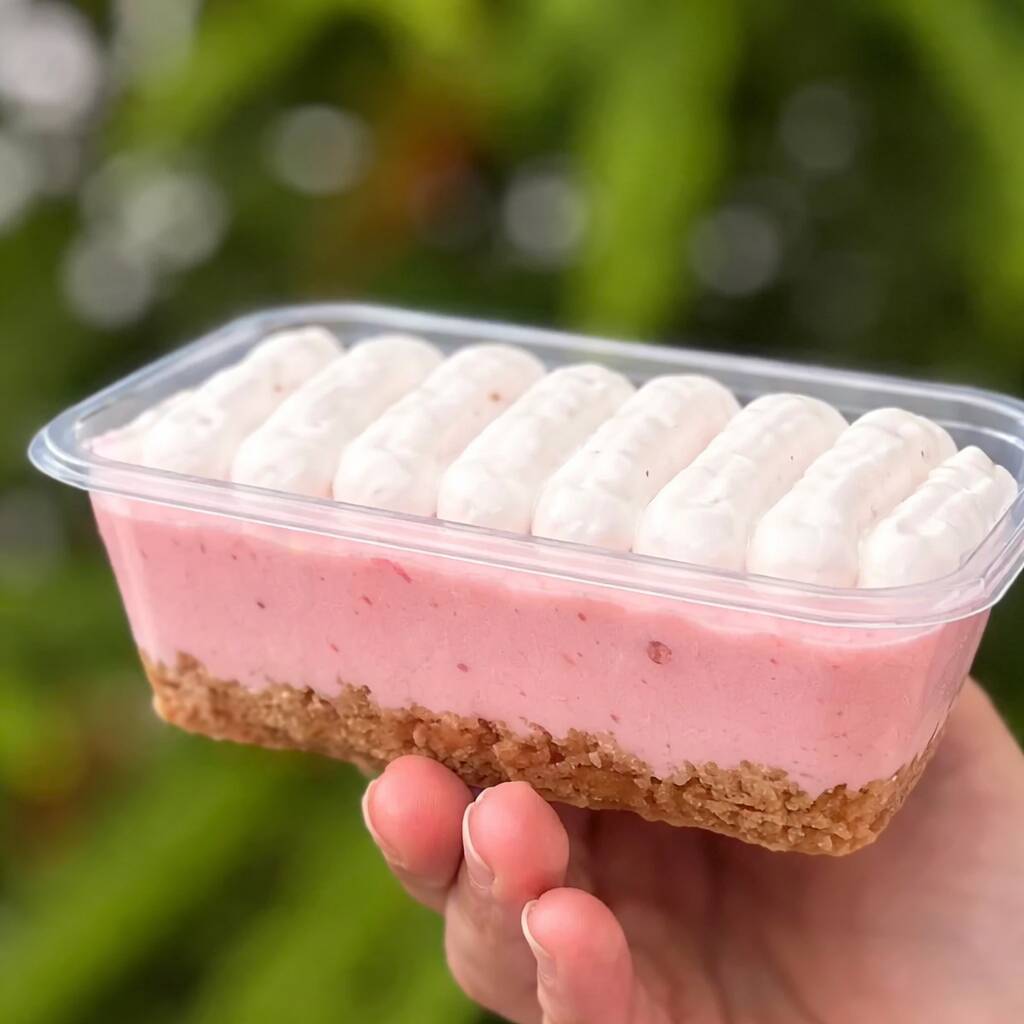 Uma explosão de sabor em cada colherada! Base crocante de biscoito amanteigado, camada generosa de mousse de morango super cremoso e intenso, finalizado com delicadas tiras de chantininho que deixam tudo ainda mais irresistível. Refrescante, equilibrado e simplesmente apaixonante! ❤️✨