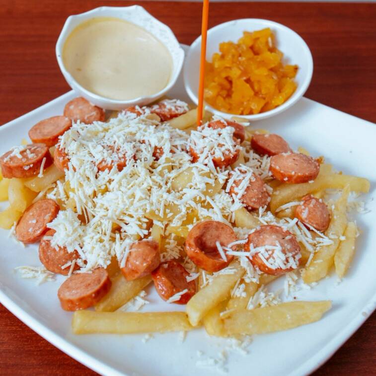 Salchipapa.