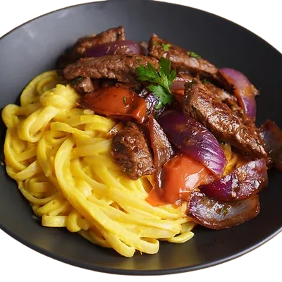 Tallarines a la Huancaína con Lomo Saltado