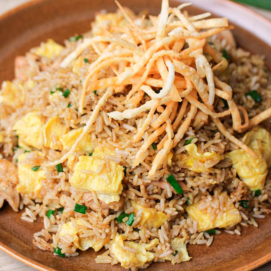 Arroz chaufa con Trozos de Pollo a la Leña