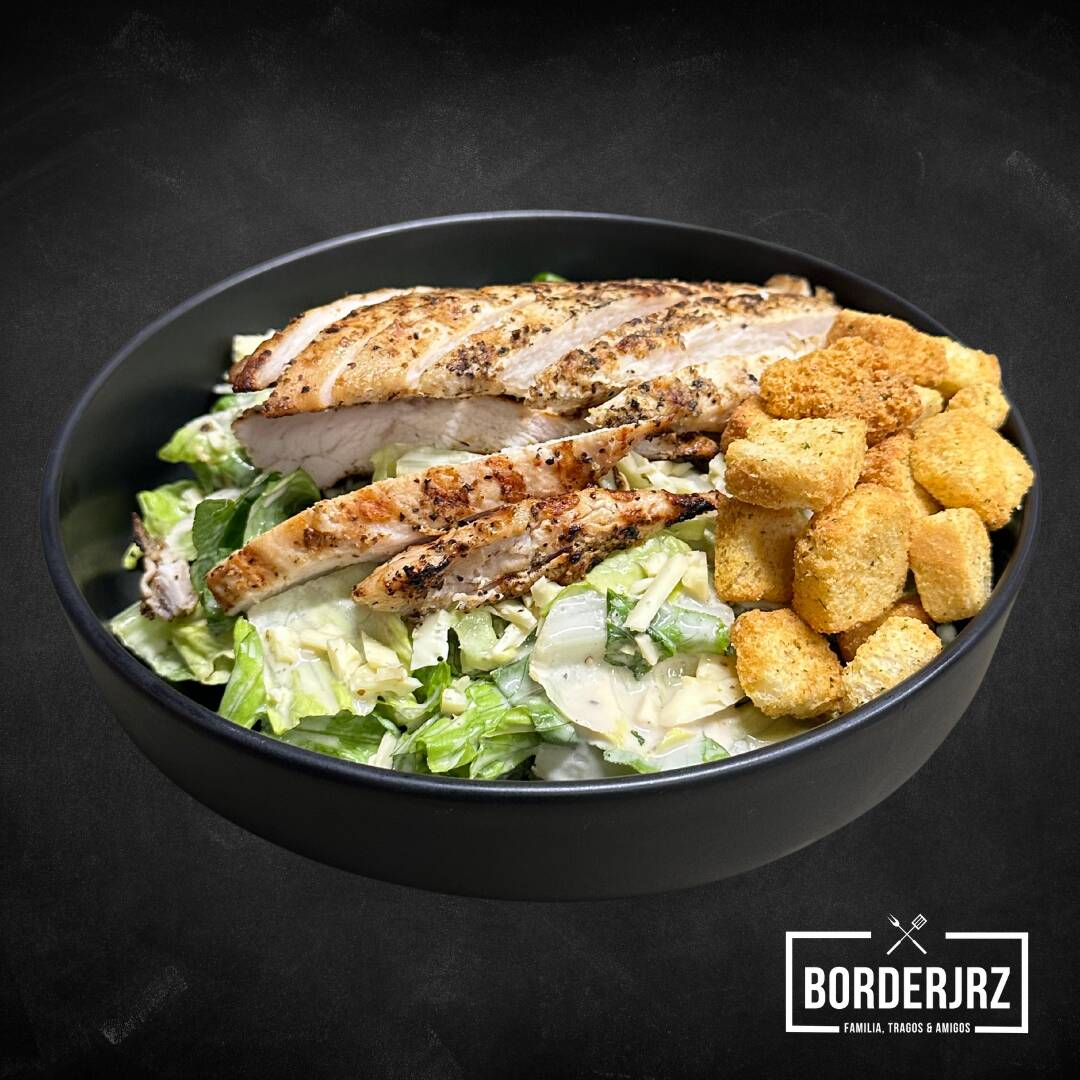 Ensalada Cesar con Pechuga de Pollo a la Parrilla