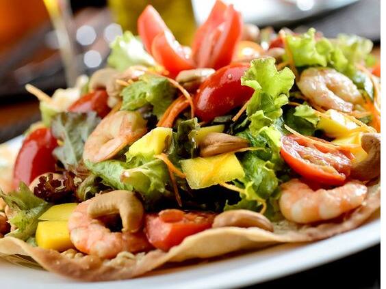 10 camarões grelhados, folhas verdes, manga, tomate cereja, cenoura e castanha de caju. Temperada com molho especial.