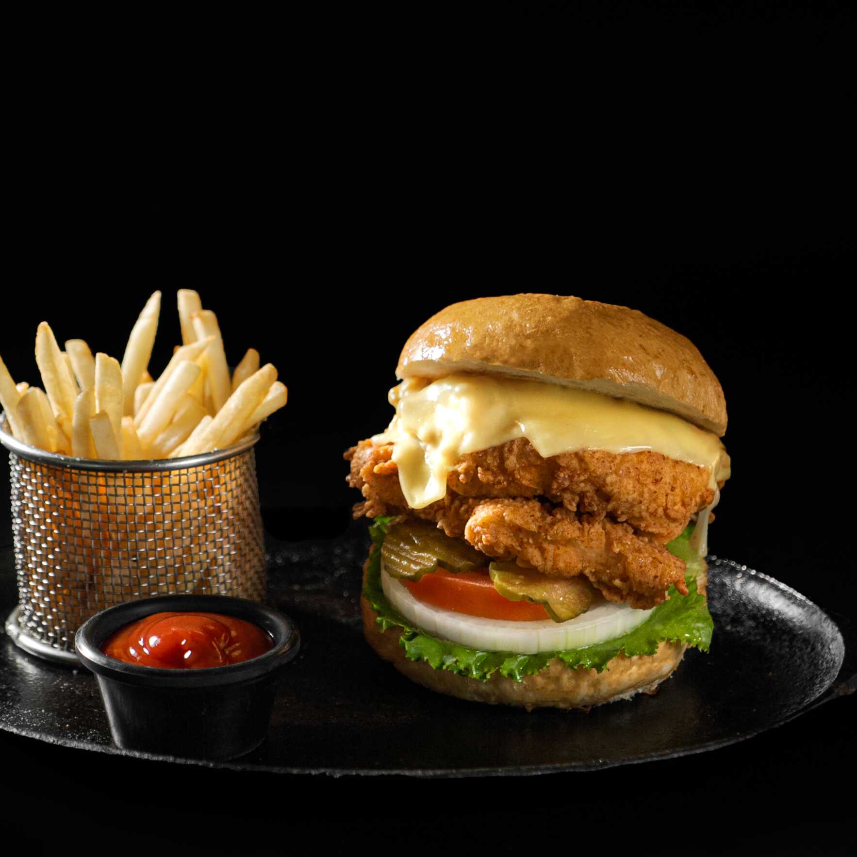 Hamburguesa de Pollo Cajún con Papas a la Francesa