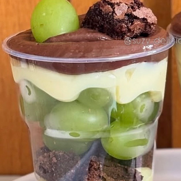 Copo da felicidade brownie, creme de ninho , brigadeiro com uvas sem sementes 200ml