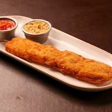 (Espetinho simples de frango à milanesa 200g in natura com molho e farinha)