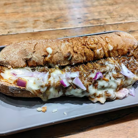 Nosso delicioso sanduiche feito no pao australiano, com nossa deliciosa costela desfiada no molho barbecue defumado com cebola roxa e mussarela gratinada. Uma verdadeira delicia!!!