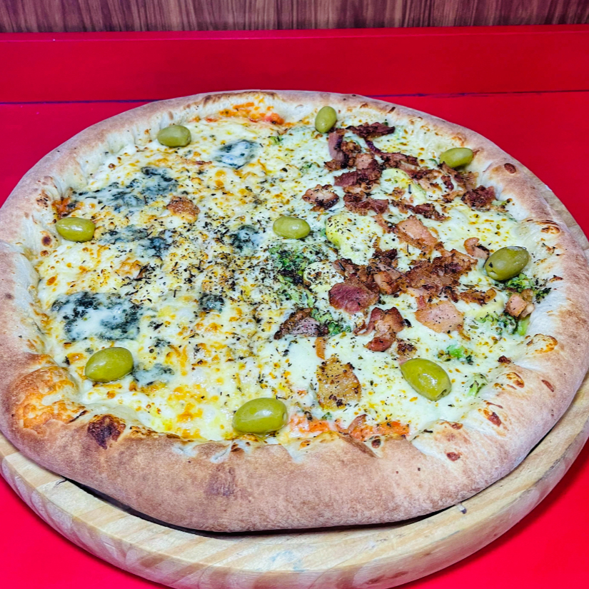 1/2 MUSSARELA, CATUPIRY, PROVOLONE, PARMESAO E GORONZOLA 1/2 BRÓCOLIS, BACON, CHAMPGNON E MUSSARELA