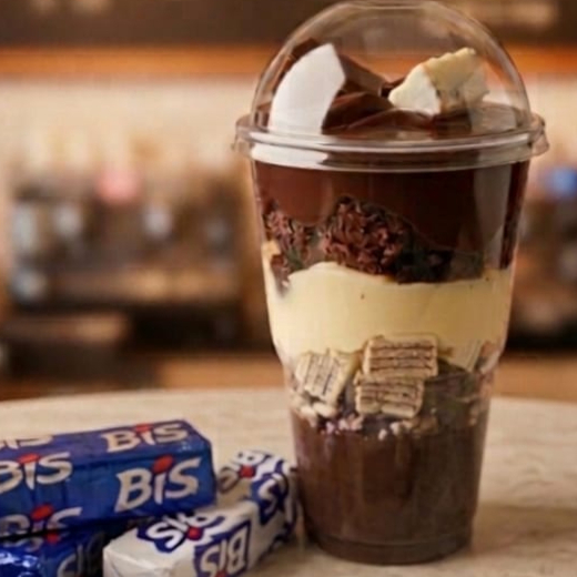 O nome já diz tudo, mas o sabor... Ah, esse supera qualquer expectativa! Imagine camadas cremosas de Brigadeiro Gourmet e Ninho, intercaladas com a crocância irresistível de Bis branco e preto e o delicioso brownie para completar. É a felicidade servida no copo. Então pede Bis...... ------- #copodafelicidade #Bis #brigadeiro #Ninho #docesgourmet #confeitariaartesanal #sobremesa #amodoce #chocolovers #bisbranco #bispreto #instafood #deliverydedoces #momentodoce