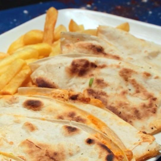 Quesadilla de Pollo Kids con Papitas Fritas