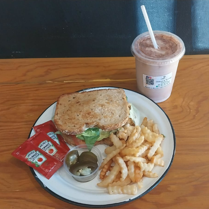 Sándwich Con papas + Licuado