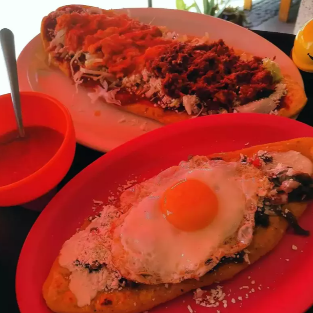 Tlacoyo con Huevo Estrellado