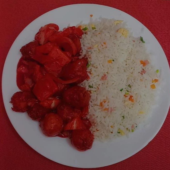 lombo empanado com massa leve , com molho agridoce, abacaxi, cebola e pimentao