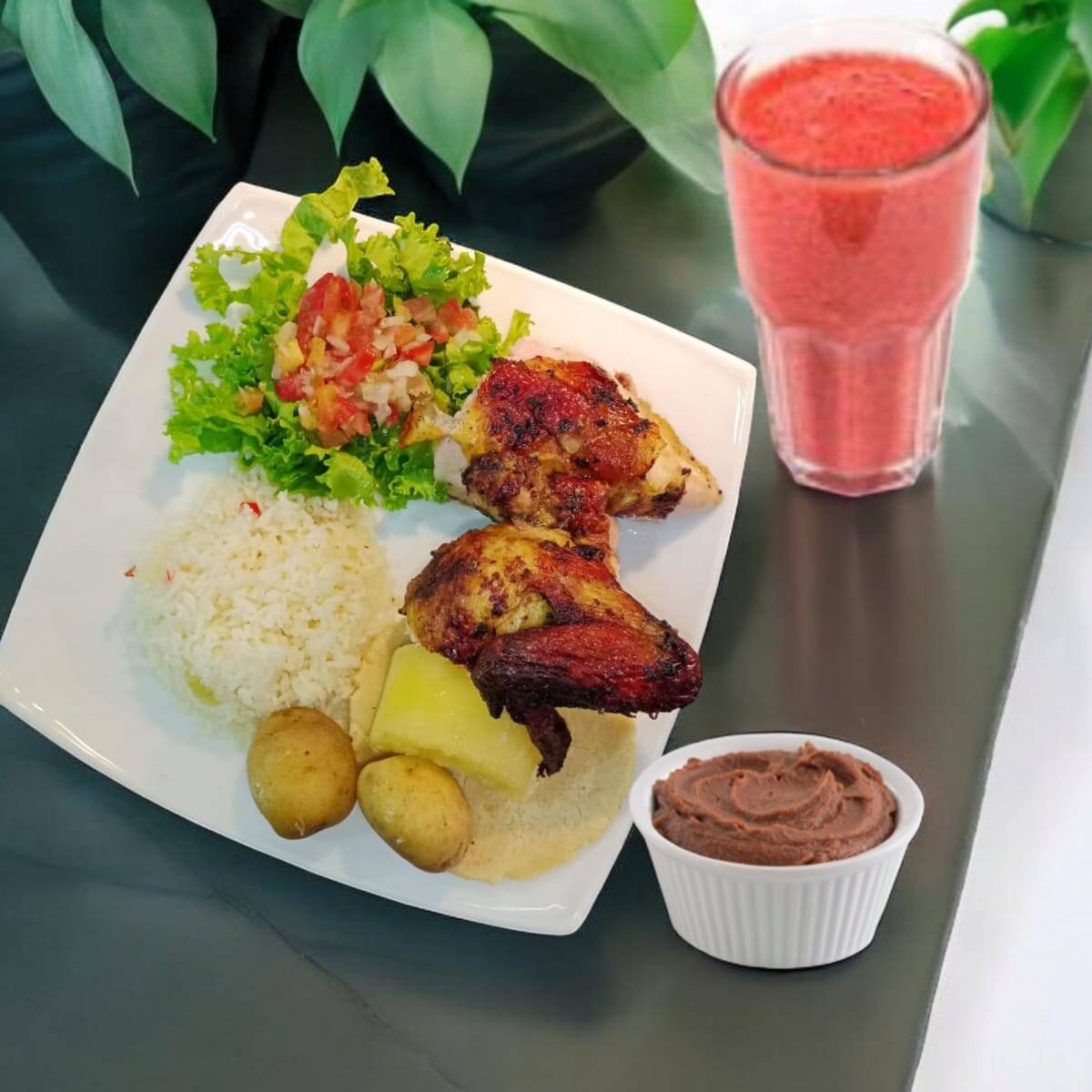 CASADO CON DOS PIEZAS DE POLLO FRITO MAS FRESCO