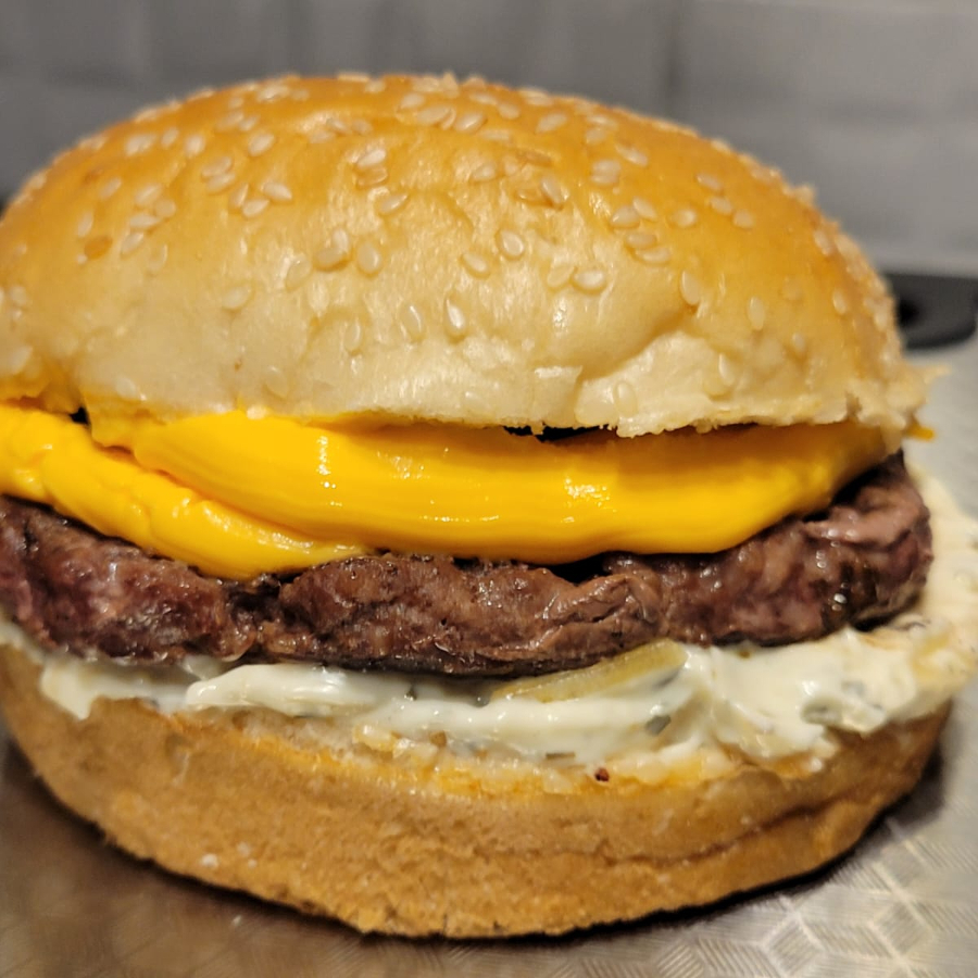 Pão de Brioche, Burguer 120g, Bacon, Maionese e Molho Especial.