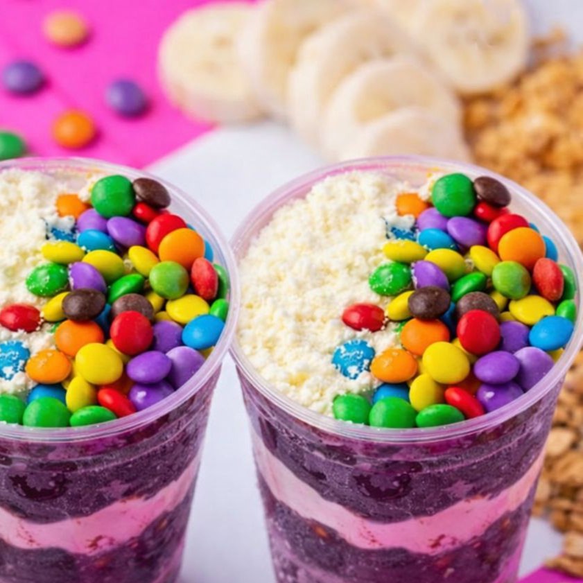 Açaí+paçoca+confete+chocoball+leite condensado+creme de ninho+leite em pó. Dois copos 500ml.