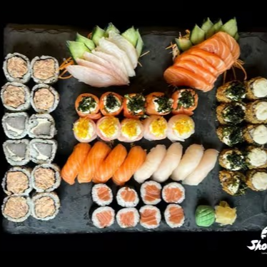 6 sashimis de salmão 6 sashimis de Saint Peter 8 uramakis de salmão grelhado c/ cheese 4 uramakis de Saint Peter c/ cheese 4 niguiris de salmão fresco 4 niguiris de Saint Peter 8 hossomakis de salmão fresco 5 joy de Saint Peter c/ cheese e raspas de limão siciliano 5 joy de salmão c/ crispy de couve 5 hot rolls c/ crispy de couve 5 hot rolls tradicional
