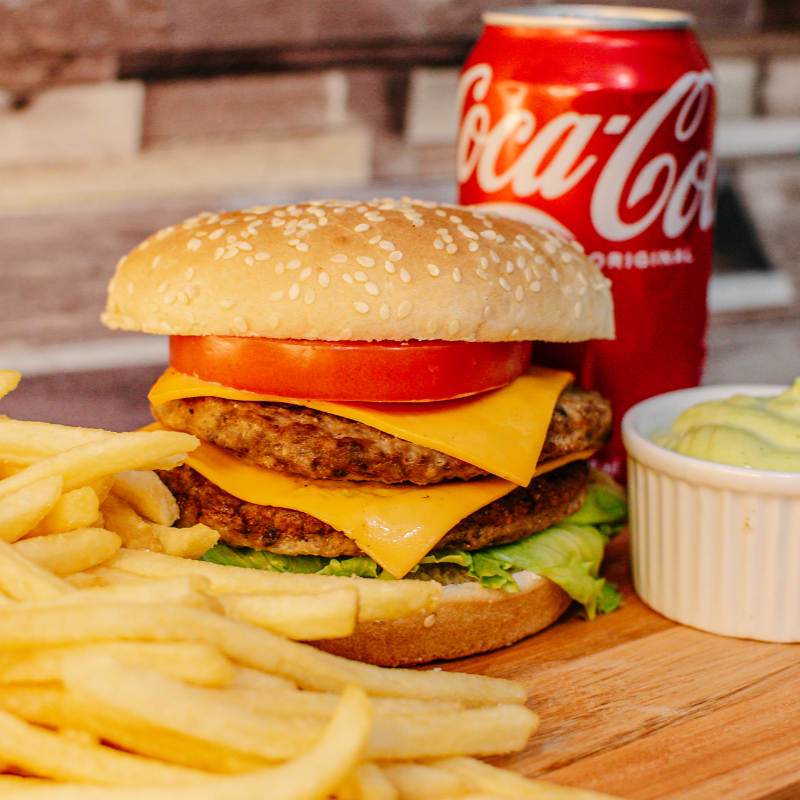 Mega salada + batata frita + bebida