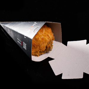 Temaki Frito Himitsu empanado e frito em massa especial Himitsu crocante, super recheado com salmão, cream cheese, cebolinha e gergelin, finalizado com molho teriaki artesanal Himitsu. Composição do prato compreende o salmão in natura. Todos os pedidos incluem um par de hashis, um shoyu e um teriyaki Himitsu da casa para aprimorar ainda mais o sabor destas deliciosas iguarias.