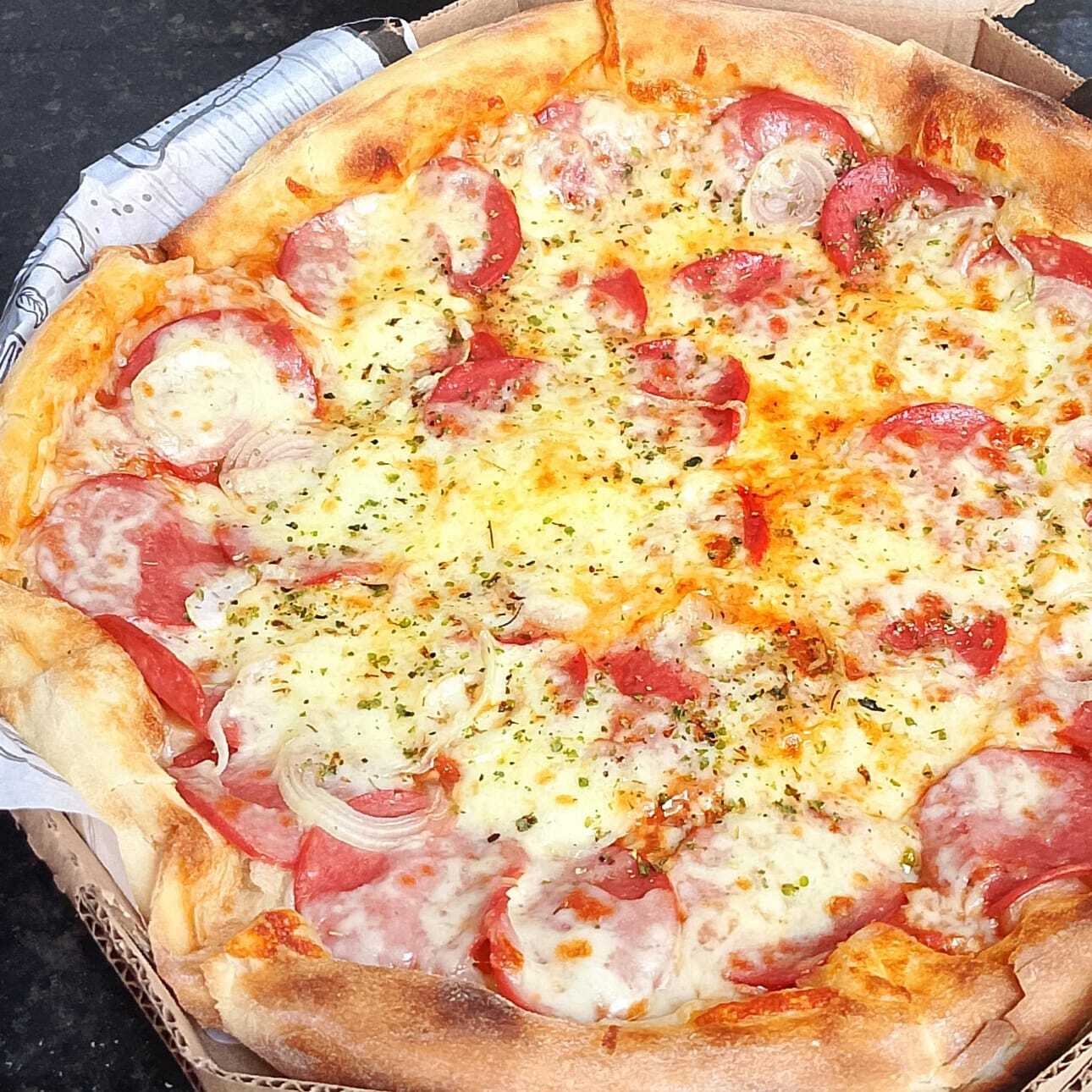Molho ao sugo, muçarela, calabresa, azeitona e orégano.