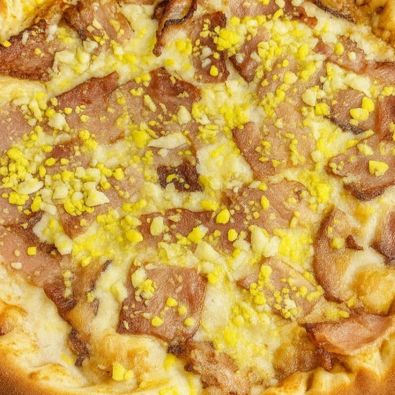 MOLHO DE TOMATE, MUSSARELA, FATIAS DE BACON, OVOS E ORÉGANO