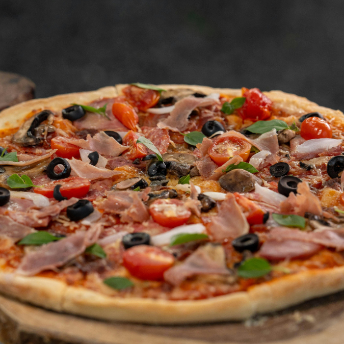 Para os paladares que buscam novas experiências! Combinamos ingredientes premium de forma inovadora, criando sabores únicos e inesquecíveis. Uma aventura gastronômica em formato redondo, para quem não tem medo de ousar.