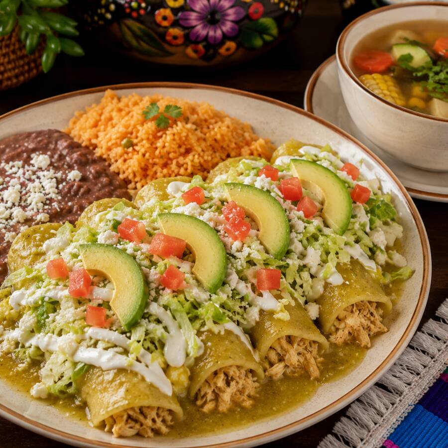 Orden de enchiladas verdes de res, pollo o queso