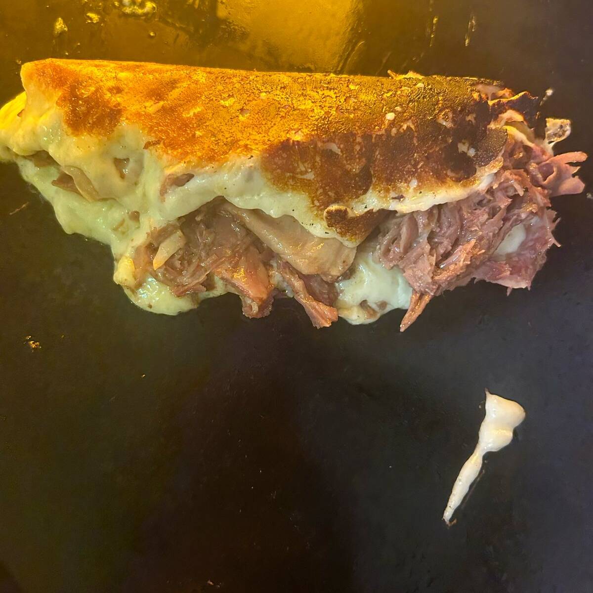 Costra de Queso con Birria