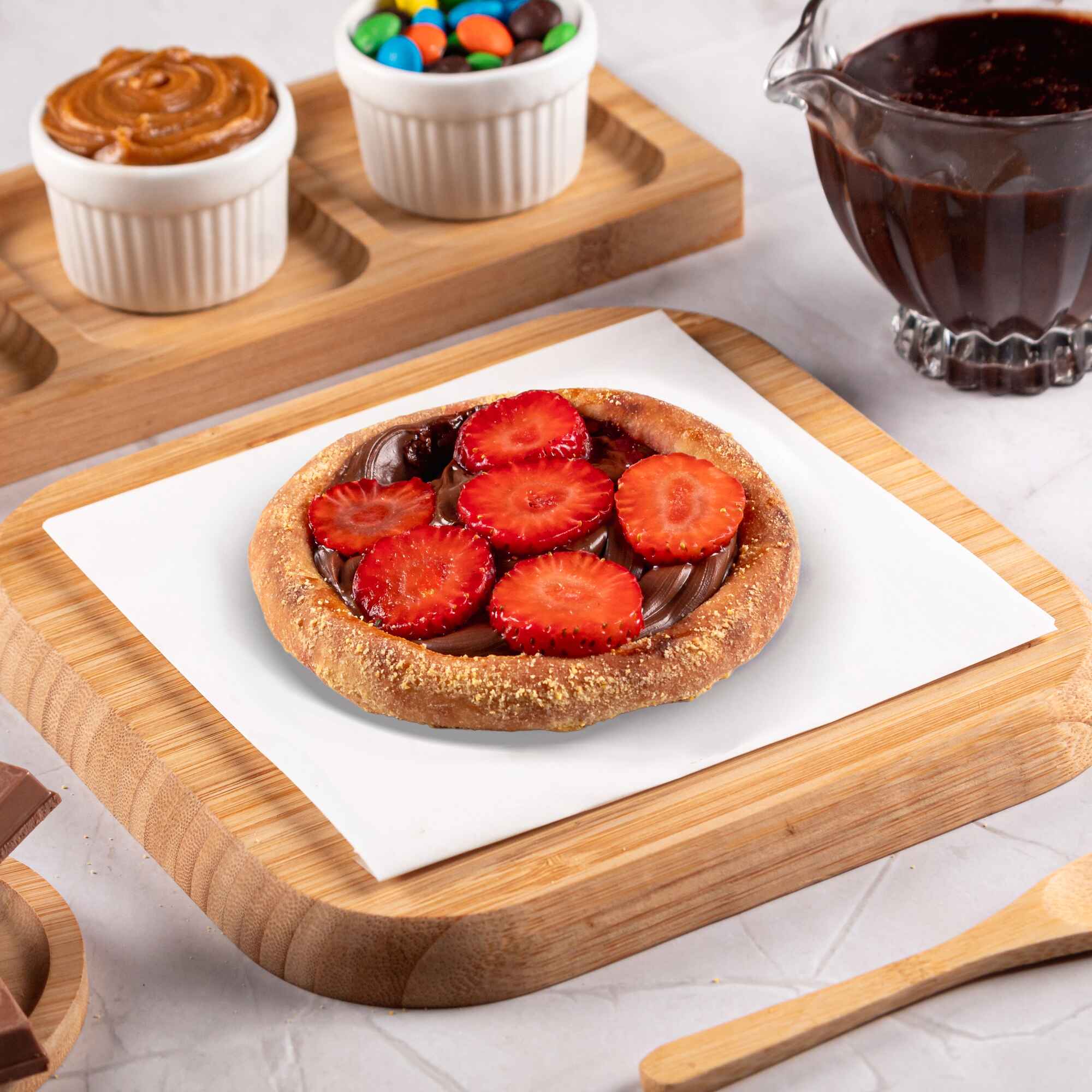 Recheada com chocolate ao leite e morangos frescos, uma combinação deliciosa que traz frescor e doçura a cada mordida.