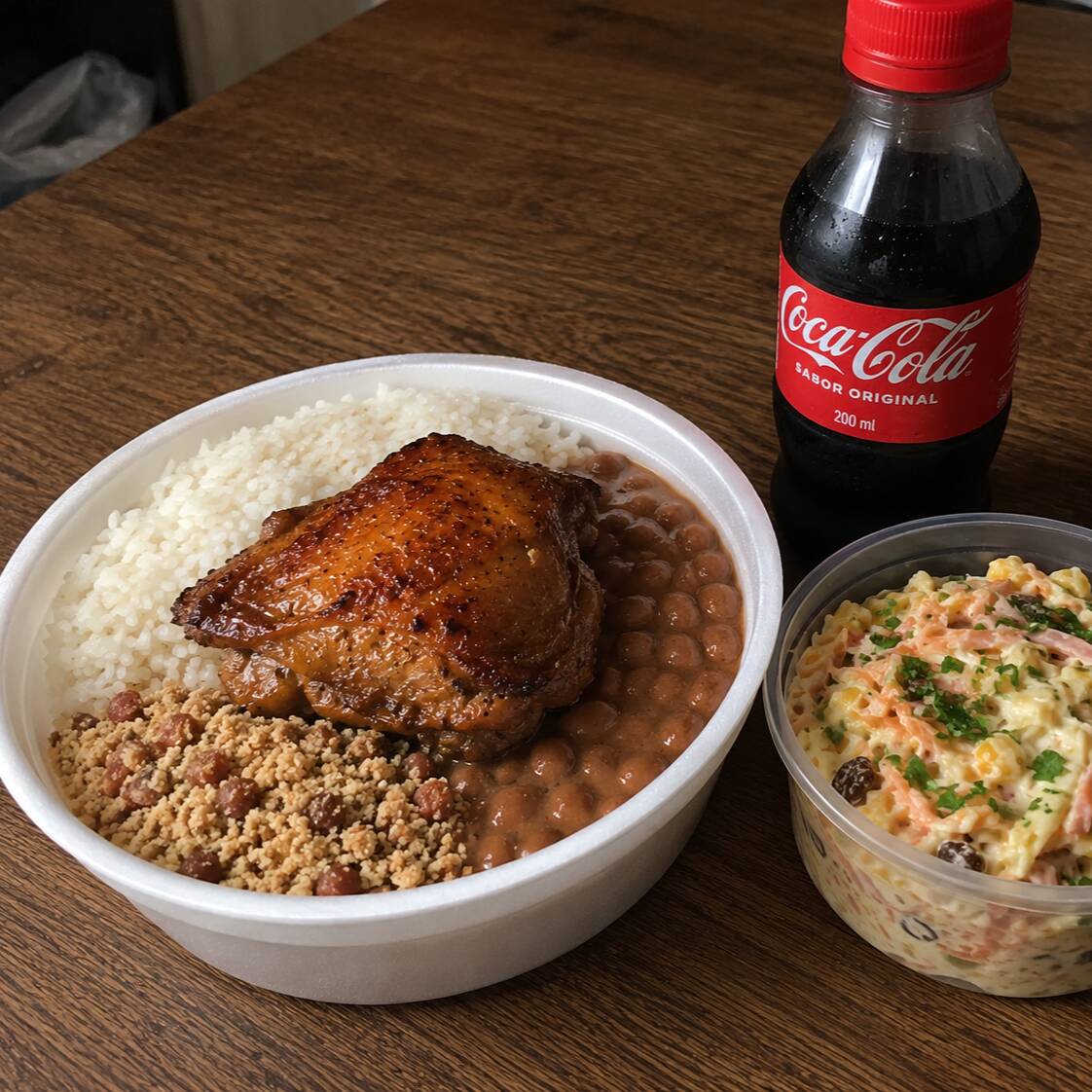 Delicioso almoço completo, com arroz soltinho, feijão, farofa de bacon, maionese da casa e uma proteína a sua escolha.(Aprox. 750ml) Gratis um refri 200ml para deixar seu almoço ainda mais completo.