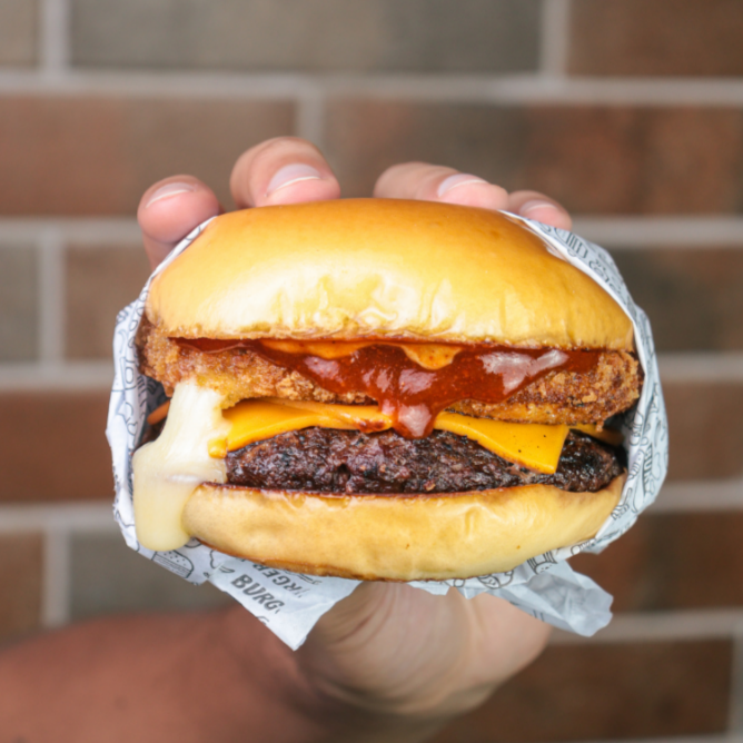 Pão brioche selado na manteiga, com suculento blend bovino de 180g, bacon, 150g de queijo empanado, queijo cheddar derretido, molho barbecue e molho da casa.