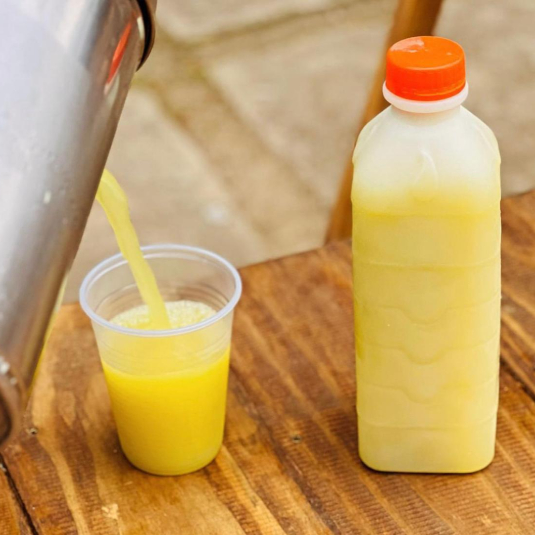 Caldo de cana preparado na hora, temos puro, com limão, abacaxi ou gengibre.
