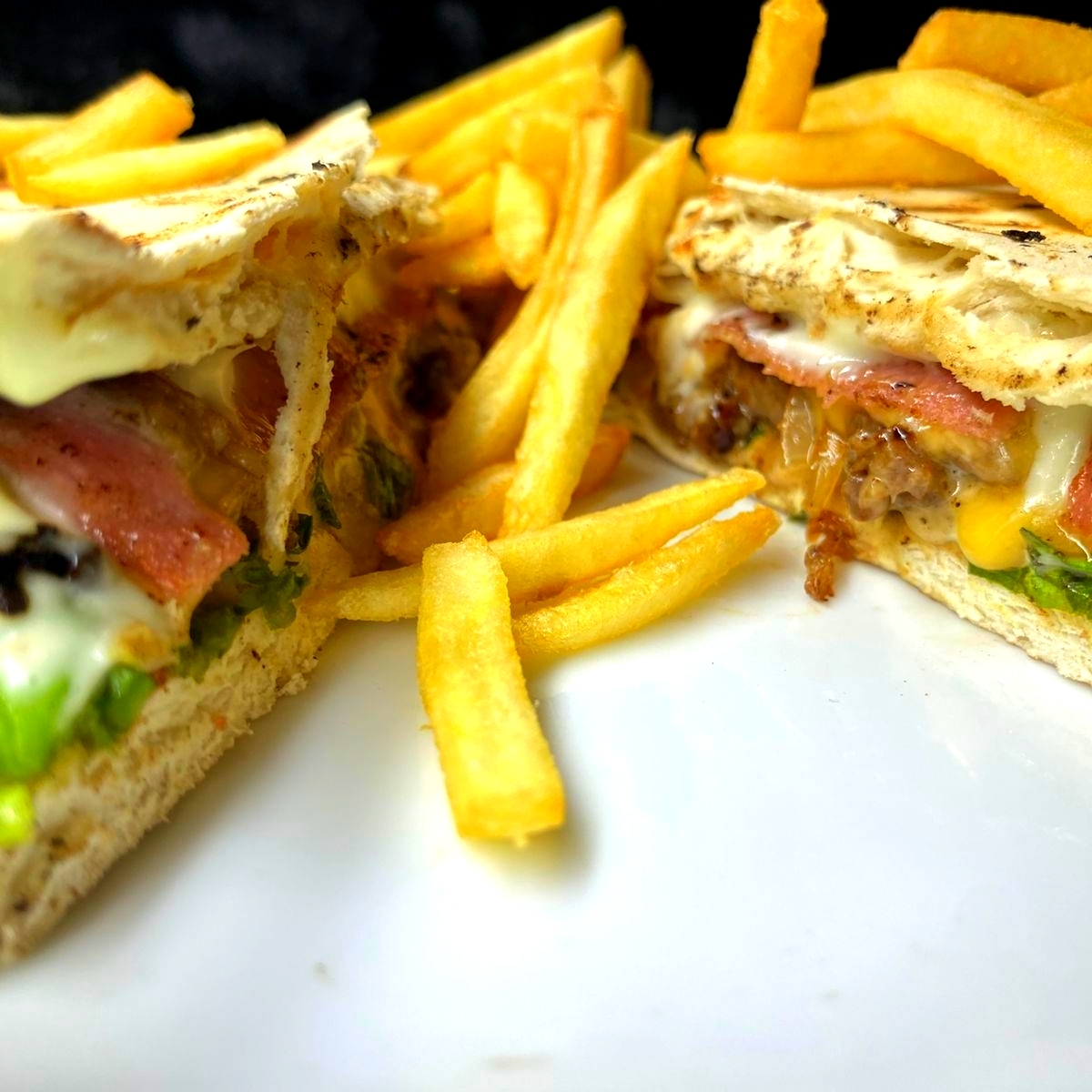 Pão sírio,150 gm de Frango, Queijo Prato, Presunto, Cebola na Chapa, Tomate, Alface e Batata Frita, Molho da casa.