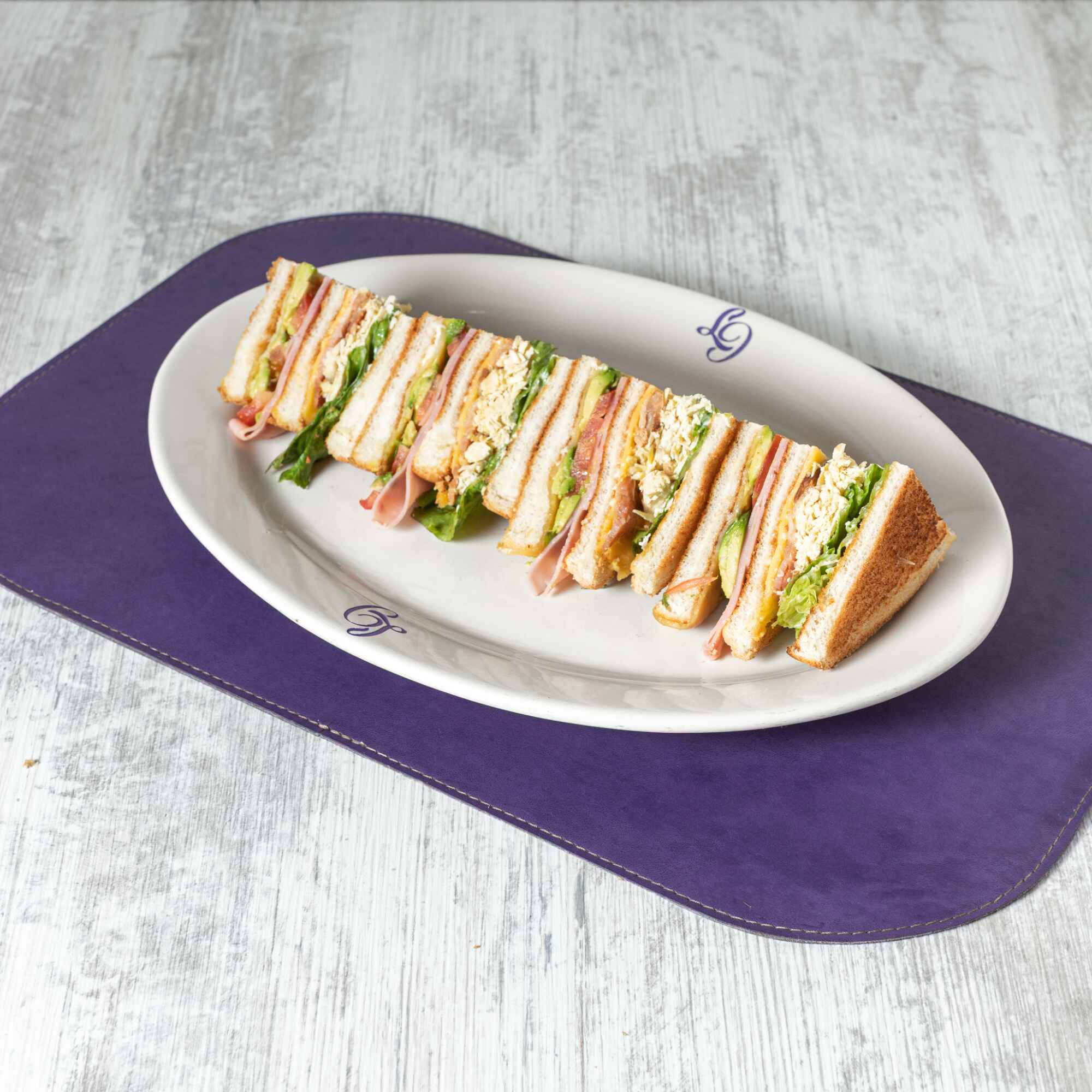 Desayuno con Club Sandwich