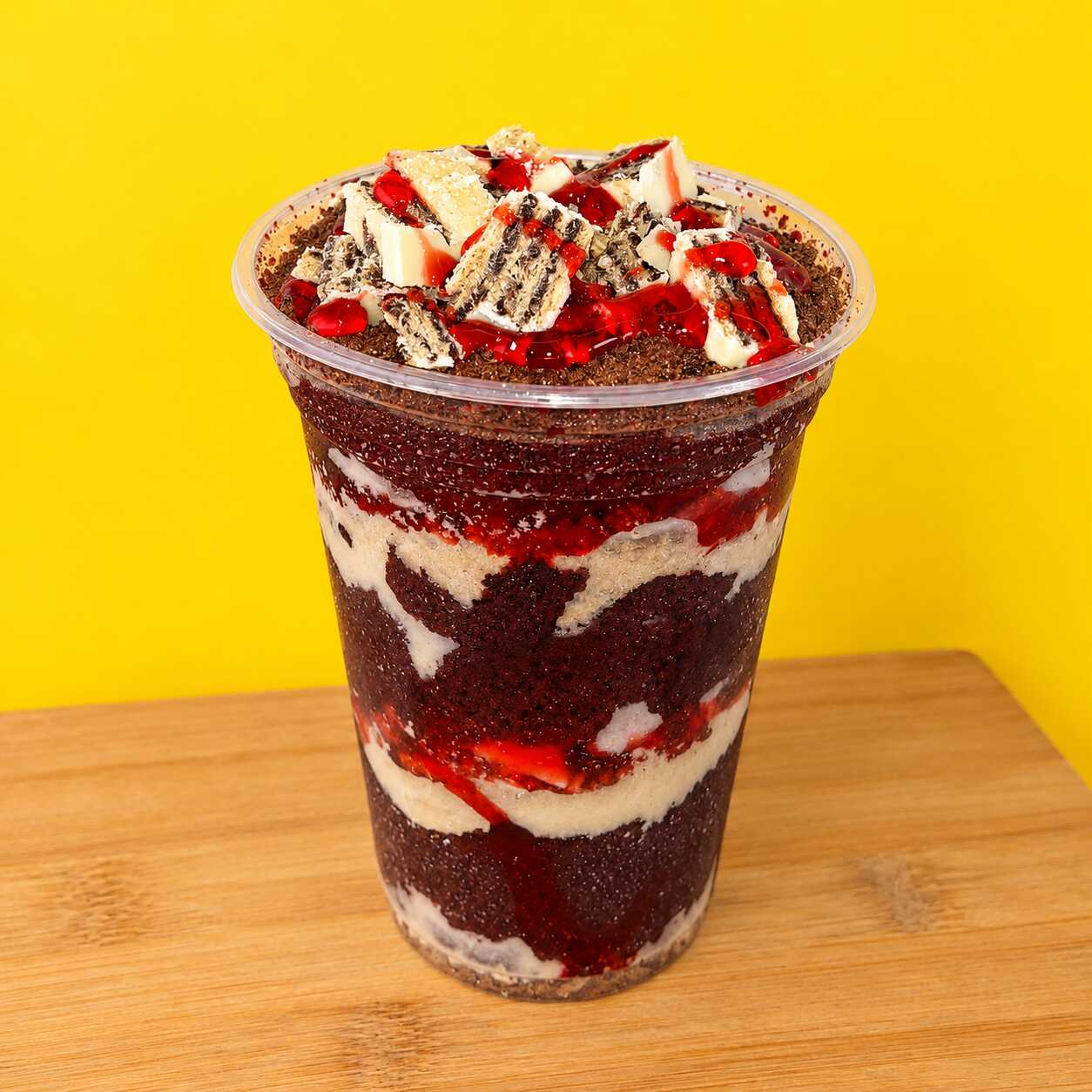 Açaí premium, Ovomaltine, Bis branco e calda de morango.