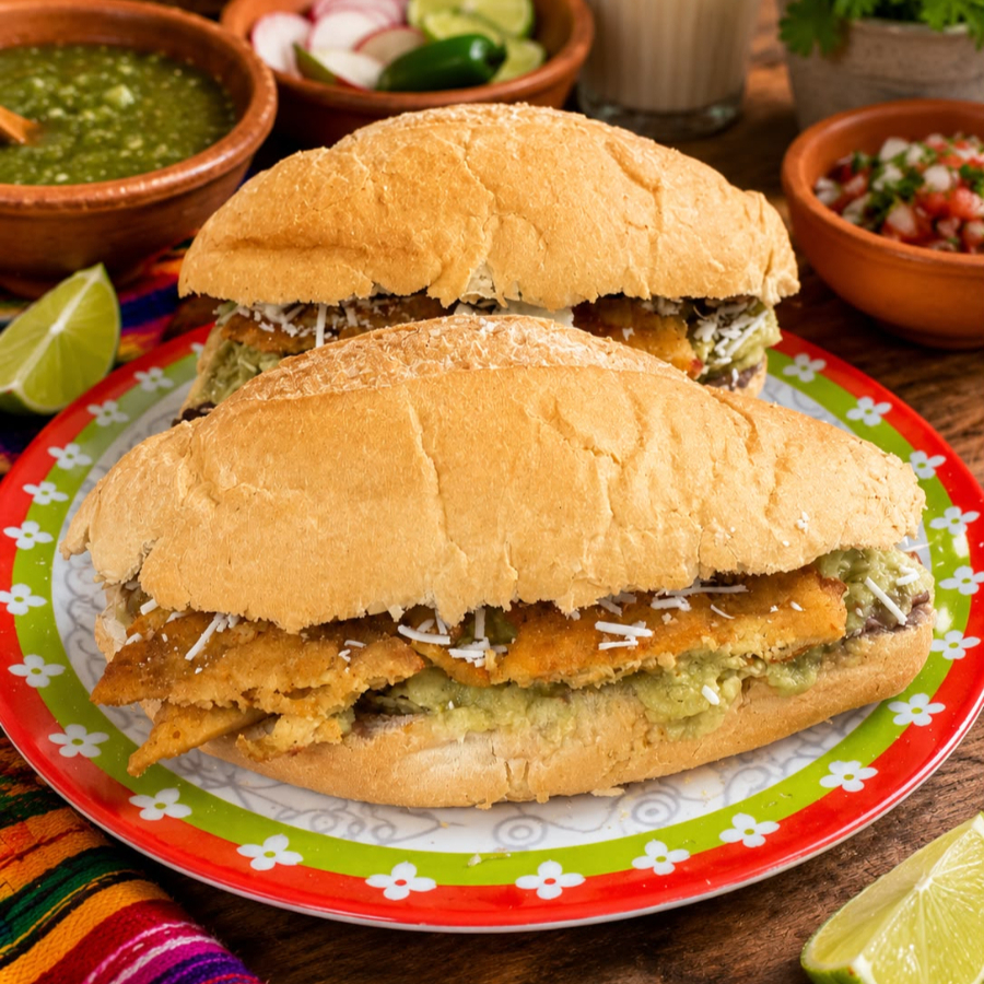 Torta de Chilaquiles Verdes con Pechuga Empanizada