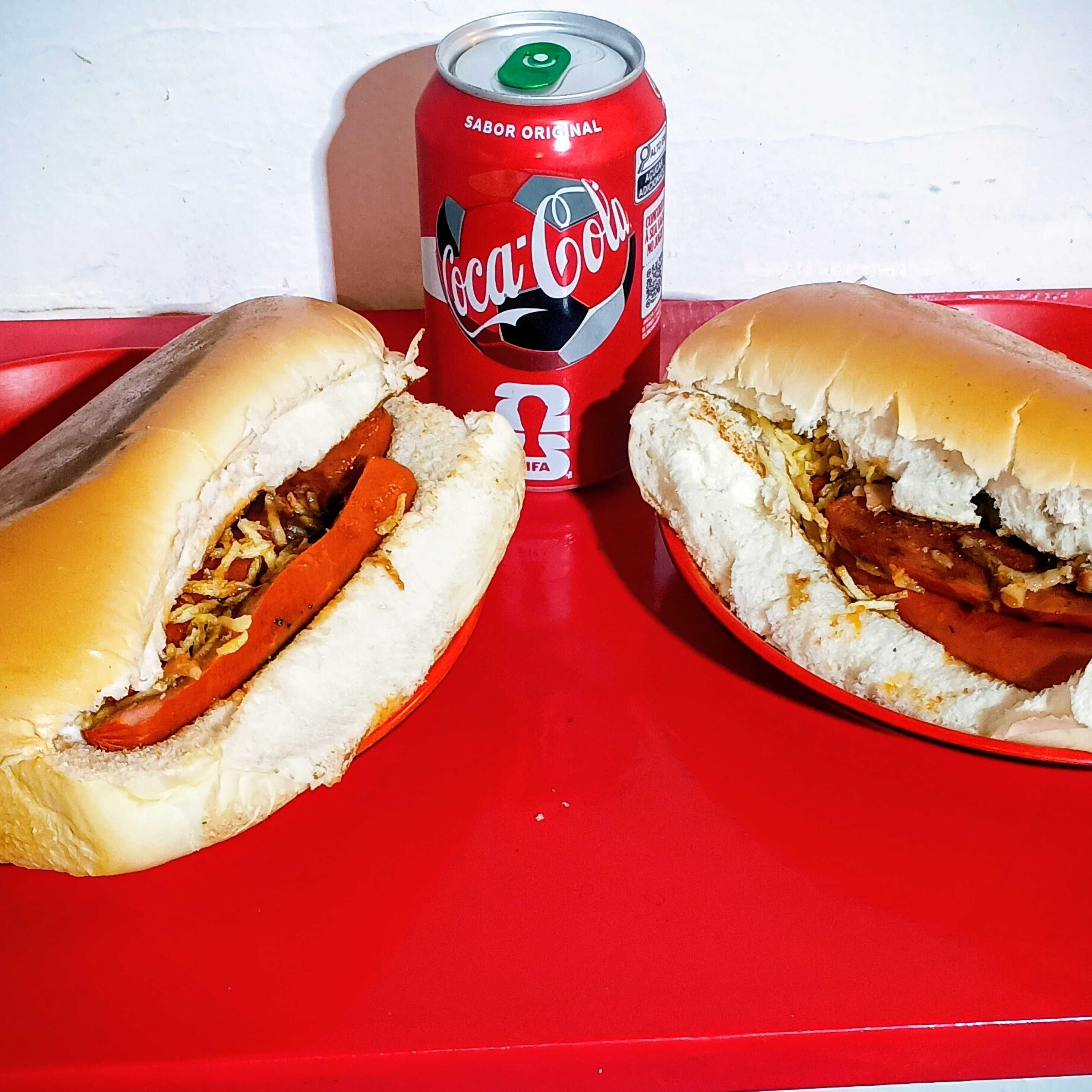 Pão de hot dog,2 salsicha,batata palha,bacon,molho verde,molho barbecue, vinagrete,1coca cola Original 350 ml
