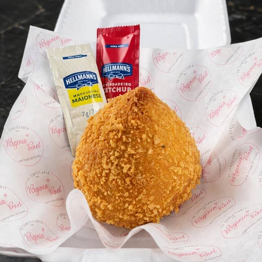 Nossa coxinha artesanal de aprox.240g (grande) é feita com massa macia de batata e leite, recheada com frango desfiado bem temperado e Catupiry® original e empanada na farinha panko, que a deixa crocante por fora e cremosa por dentro.